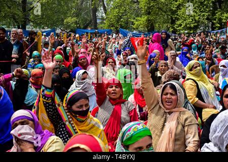 Srinagar, Kashmir. 15. Apr 2019. Die Anhänger der Nationalen Konferenz (NC), einer etablierten politischen Partei werden gesehen, riefen Slogans im Wahlkampf Rallye in Kaschmir. Nationale Konferenz, einer etablierten politischen Partei Wahlkampf Rallye in Srinagar gerichtet. Credit: ZUMA Press, Inc./Alamy leben Nachrichten Stockfoto