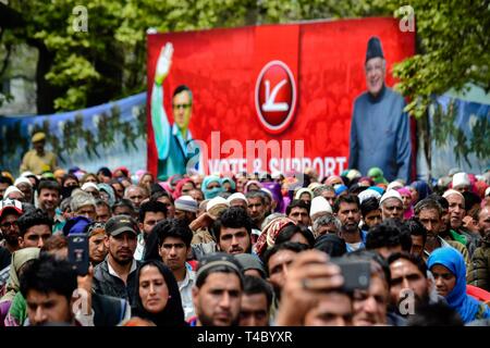 Srinagar, Kashmir. 15. Apr 2019. Die Anhänger der Nationalen Konferenz (NC), einer etablierten politischen Partei werden gesehen, um die Teilnahme an den Wahlkampf Rallye in Kaschmir. Nationale Konferenz, einer etablierten politischen Partei Wahlkampf Rallye in Srinagar gerichtet. Credit: ZUMA Press, Inc./Alamy leben Nachrichten Stockfoto