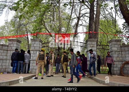 Srinagar, Kashmir. 15. Apr 2019. Anhänger der Konferenz (NC), einer etablierten politischen Partei gesehen werden, die den Wahlkampf Rallye in Kaschmir. Nationale Konferenz, eine politische Partei zu sorgen ein adressierter Wahlkampf Rallye in Srinagar. Credit: ZUMA Press, Inc./Alamy leben Nachrichten Stockfoto