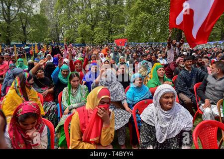 Srinagar, Kashmir. 15. Apr 2019. Die Anhänger der Nationalen Konferenz (NC), einer etablierten politischen Partei werden gesehen, um die Teilnahme an den Wahlkampf Rallye in Kaschmir. Nationale Konferenz, einer etablierten politischen Partei Wahlkampf Rallye in Srinagar gerichtet. Credit: ZUMA Press, Inc./Alamy leben Nachrichten Stockfoto