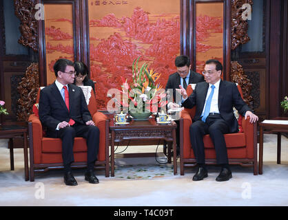 (190415) - Peking, April 15, 2019 (Xinhua) - Der chinesische Premier Li Keqiang erfüllt mit dem japanischen Außenminister Taro Kono und einige andere Minister, die hier sind, die fünfte Hochrangigen wirtschaftspolitischen Dialog zwischen China und Japan in Peking, der Hauptstadt von China, 15. April 2019 zu besuchen. (Xinhua/Rao Aimin) Stockfoto