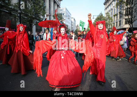 London, Großbritannien. 15. April 2019. Oxford Street, London. Umwelt Kampagne Gruppe Aussterben Rebellion bewegen sich entlang der Oxford Street. Credit: Penelope Barritt/Alamy leben Nachrichten Stockfoto