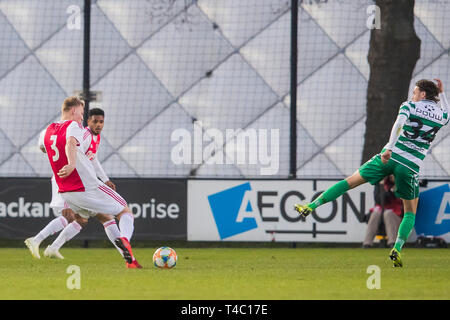 AMSTERDAM, Sportpark De Toekomst, 15-04-2019, Saison 2018 / 2019, Niederländische Keuken Kampioen Divisie. Jong Ajax-player Perr Schuurs (l) Kerben 2-1 während des Spiels Jong Ajax-Go Ahead Eagles Stockfoto