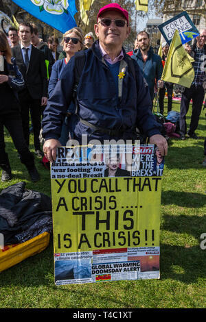 London, Großbritannien. 15 Apr, 2019. Aussterben Rebellion Demonstranten im Parlament Platz als Demonstranten herunterfahren Teilen von Central London mit Straßensperren, ein Boot in Oxford Circus und einen Garten auf der Waterloo Bridge. Quelle: David Rowe/Alamy leben Nachrichten Stockfoto