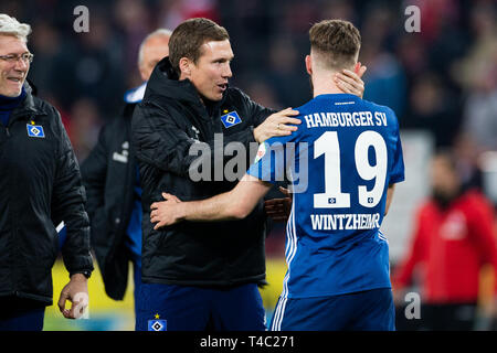 15. April 2019, Nordrhein-Westfalen, Köln: Fussball: 2. Bundesliga, 1.FC Köln - Hamburger SV, 29. Spieltag im RheinEnergieStadion. Hamburg Trainer Hannes Wolf (2. von rechts) Danke Manuel Wintzheimer, der Torschütze zum 1:1 nach dem Schlusspfiff. Foto: Rolf Vennenbernd/dpa - WICHTIGER HINWEIS: In Übereinstimmung mit den Anforderungen der DFL Deutsche Fußball Liga oder der DFB Deutscher Fußball-Bund ist es untersagt, zu verwenden oder verwendet Fotos im Stadion und/oder das Spiel in Form von Bildern und/oder Videos - wie Foto Sequenzen getroffen haben. Stockfoto