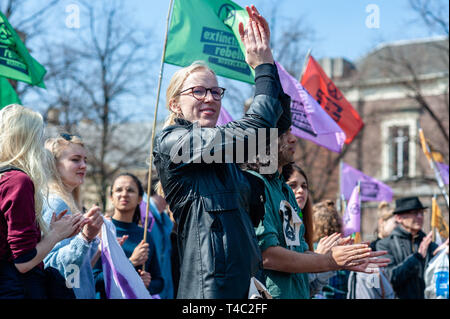 Den Haag, Niederlande. 15. Apr 2019. Ein Aktivist wird gesehen, applaudieren während des Protestes. Aussterben Rebellion (XR) ist eine internationale Bewegung, die nicht nutzt, gewaltfreien zivilen Ungehorsam, um radikale Veränderungen zu erreichen, um das Risiko der menschlichen Aussterben und ökologischen Kollaps zu minimieren. Von Montag, 15. April Aussterben Rebellion ist die Aktion auf den Straßen der Städte auf der ganzen Welt. Credit: ZUMA Press, Inc./Alamy leben Nachrichten Stockfoto