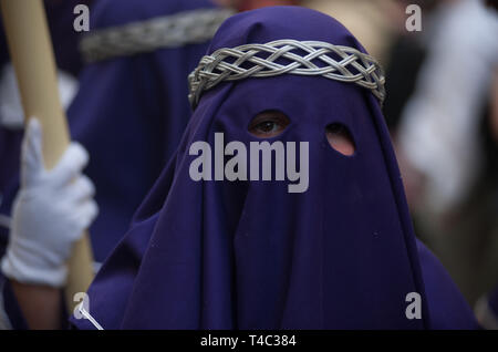 Malaga, Malaga, Spanien. 15 Apr, 2019. Ein Büßer von "GITANOS" bruderschaft in einer Prozession während der Heiligen Woche. In Andalusien, die Heilige Woche ist eines der wichtigsten und berühmtesten religiösen Fest aus Spanien. Jedes Jahr werden Tausende von Gläubigen feiern die Heilige Woche in der Osterzeit mit der Kreuzigung und Auferstehung von Jesus Christus. Credit: Jesus Merida/SOPA Images/ZUMA Draht/Alamy leben Nachrichten Stockfoto