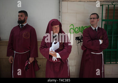 Malaga, Malaga, Spanien. 15 Apr, 2019. Büßer von "GITANOS" bruderschaft gesehen Vorbereitung vor der Teilnahme an einer Prozession während der Heiligen Woche. In Andalusien, die Heilige Woche ist eines der wichtigsten und berühmtesten religiösen Fest aus Spanien. Jedes Jahr werden Tausende von Gläubigen feiern die Heilige Woche in der Osterzeit mit der Kreuzigung und Auferstehung von Jesus Christus. Credit: Jesus Merida/SOPA Images/ZUMA Draht/Alamy leben Nachrichten Stockfoto