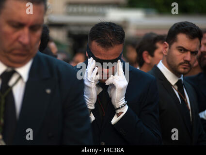 Malaga, Malaga, Spanien. 15 Apr, 2019. Ein Mann der "Estudiantes ' Bruderschaft gesehen wird mit verbundenen Augen, als er an einer Prozession während der Heiligen Woche. In Andalusien, die Heilige Woche ist eines der wichtigsten und berühmtesten religiösen Fest aus Spanien. Jedes Jahr werden Tausende von Gläubigen feiern die Heilige Woche in der Osterzeit mit der Kreuzigung und Auferstehung von Jesus Christus. Credit: Jesus Merida/SOPA Images/ZUMA Draht/Alamy leben Nachrichten Stockfoto