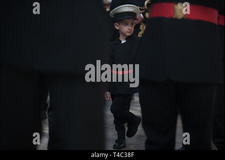 Malaga, Malaga, Spanien. 15 Apr, 2019. Ein junge Musiker von "GITANOS" bruderschaft ist als die Teilnahme an einer Prozession während der Heiligen Woche. In Andalusien, die Heilige Woche ist eines der wichtigsten und berühmtesten religiösen Fest aus Spanien gesehen. Jedes Jahr werden Tausende von Gläubigen feiern die Heilige Woche in der Osterzeit mit der Kreuzigung und Auferstehung von Jesus Christus. Credit: Jesus Merida/SOPA Images/ZUMA Draht/Alamy leben Nachrichten Stockfoto