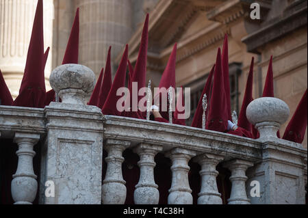 Malaga, Malaga, Spanien. 15 Apr, 2019. Büßer von "Estudiantes ' Bruderschaft außerhalb der Kathedrale gesehen werden, da sie in einer Prozession während der Heiligen Woche. In Andalusien, die Heilige Woche ist eines der wichtigsten und berühmtesten religiösen Fest aus Spanien. Jedes Jahr werden Tausende von Gläubigen feiern die Heilige Woche in der Osterzeit mit der Kreuzigung und Auferstehung von Jesus Christus. Credit: Jesus Merida/SOPA Images/ZUMA Draht/Alamy leben Nachrichten Stockfoto