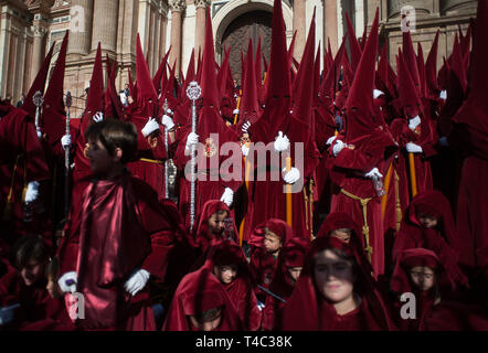 Malaga, Malaga, Spanien. 15 Apr, 2019. Büßer von "Estudiantes ' Bruderschaft außerhalb der Kathedrale gesehen werden, da sie in einer Prozession während der Heiligen Woche. In Andalusien, die Heilige Woche ist eines der wichtigsten und berühmtesten religiösen Fest aus Spanien. Jedes Jahr werden Tausende von Gläubigen feiern die Heilige Woche in der Osterzeit mit der Kreuzigung und Auferstehung von Jesus Christus. Credit: Jesus Merida/SOPA Images/ZUMA Draht/Alamy leben Nachrichten Stockfoto