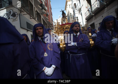 Malaga, Malaga, Spanien. 15 Apr, 2019. Büßer von "GITANOS" bruderschaft werden gesehen, als sie an einer Prozession während der Heiligen Woche. In Andalusien, die Heilige Woche ist eines der wichtigsten und berühmtesten religiösen Fest aus Spanien. Jedes Jahr werden Tausende von Gläubigen feiern die Heilige Woche in der Osterzeit mit der Kreuzigung und Auferstehung von Jesus Christus. Credit: Jesus Merida/SOPA Images/ZUMA Draht/Alamy leben Nachrichten Stockfoto