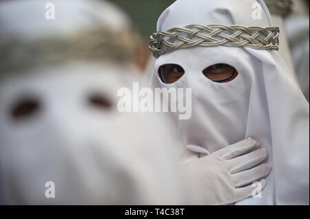 Malaga, Malaga, Spanien. 15 Apr, 2019. Büßer von "GITANOS" bruderschaft gesehen in einer Prozession während der Heiligen Woche. In Andalusien, die Heilige Woche ist eines der wichtigsten und berühmtesten religiösen Fest aus Spanien. Jedes Jahr werden Tausende von Gläubigen feiern die Heilige Woche in der Osterzeit mit der Kreuzigung und Auferstehung von Jesus Christus. Credit: Jesus Merida/SOPA Images/ZUMA Draht/Alamy leben Nachrichten Stockfoto