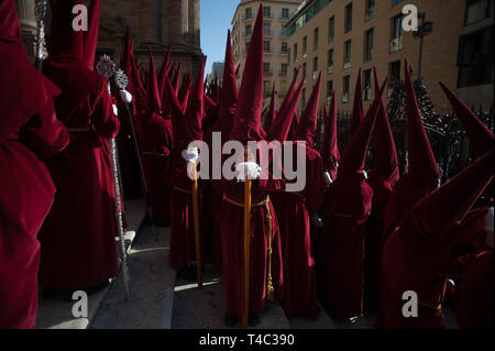 Malaga, Malaga, Spanien. 15 Apr, 2019. Büßer von "Estudiantes ' Bruderschaft außerhalb der Kathedrale gesehen werden, da sie in einer Prozession während der Heiligen Woche. In Andalusien, die Heilige Woche ist eines der wichtigsten und berühmtesten religiösen Fest aus Spanien. Jedes Jahr werden Tausende von Gläubigen feiern die Heilige Woche in der Osterzeit mit der Kreuzigung und Auferstehung von Jesus Christus. Credit: Jesus Merida/SOPA Images/ZUMA Draht/Alamy leben Nachrichten Stockfoto