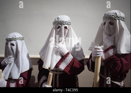 Malaga, Malaga, Spanien. 15 Apr, 2019. Büßer von "GITANOS" bruderschaft gesehen warten vor der Teilnahme an einer Prozession während der Heiligen Woche. In Andalusien, die Heilige Woche ist eines der wichtigsten und berühmtesten religiösen Fest aus Spanien. Jedes Jahr werden Tausende von Gläubigen feiern die Heilige Woche in der Osterzeit mit der Kreuzigung und Auferstehung von Jesus Christus. Credit: Jesus Merida/SOPA Images/ZUMA Draht/Alamy leben Nachrichten Stockfoto