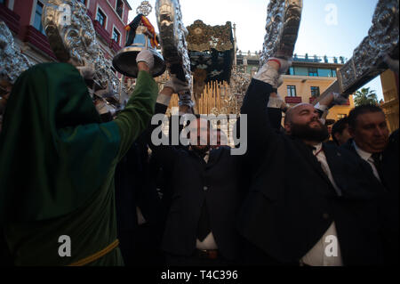 Malaga, Malaga, Spanien. 15 Apr, 2019. Büßer von "Estudiantes ' Bruderschaft werden gesehen, die ein Float als Sie an einer Prozession während der Heiligen Woche. In Andalusien, die Heilige Woche ist eines der wichtigsten und berühmtesten religiösen Fest aus Spanien. Jedes Jahr werden Tausende von Gläubigen feiern die Heilige Woche in der Osterzeit mit der Kreuzigung und Auferstehung von Jesus Christus. Credit: Jesus Merida/SOPA Images/ZUMA Draht/Alamy leben Nachrichten Stockfoto