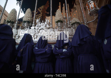 Malaga, Malaga, Spanien. 15 Apr, 2019. Büßer von "Pasion ' Bruderschaft gesehen Warten in einer Prozession während der Heiligen Woche. In Andalusien, die Heilige Woche ist eines der wichtigsten und berühmtesten religiösen Fest aus Spanien. Jedes Jahr werden Tausende von Gläubigen feiern die Heilige Woche in der Osterzeit mit der Kreuzigung und Auferstehung von Jesus Christus. Credit: Jesus Merida/SOPA Images/ZUMA Draht/Alamy leben Nachrichten Stockfoto