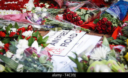 Sheffield, Großbritannien. 15 Apr, 2019. Kranz Blumen und Plakate werden auf dem Fußballplatz während der jährlichen Service in Hillsborough gesehen. Hunderte von Menschen außerhalb der Fußballplatz von Sheffield Mittwoch sammeln 30 Hillsborough Tragödie, die ihr Leben bei einem Andrang auf die Hillsborough Fußballplatz in Sheffield verloren zu gedenken. Credit: Ioannis Alexopoulos/SOPA Images/ZUMA Draht/Alamy leben Nachrichten Stockfoto