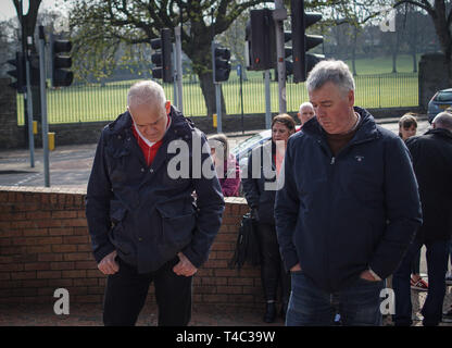 Sheffield, Großbritannien. 15 Apr, 2019. Die Menschen sind zu sehen die Teilnahme an der jährlichen Gedenkfeier am Hillsborough. Hunderte von Menschen außerhalb der Fußballplatz von Sheffield Mittwoch sammeln 30 Hillsborough Tragödie, die ihr Leben bei einem Andrang auf die Hillsborough Fußballplatz in Sheffield verloren zu gedenken. Credit: Ioannis Alexopoulos/SOPA Images/ZUMA Draht/Alamy leben Nachrichten Stockfoto