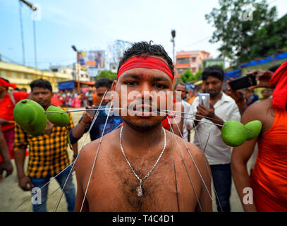 Kolkata, West Bengal, Indien. 15 Apr, 2019. Hindu Anhänger mit seinem Gesicht mit spitzen Nadeln pro das traditionelle Ritual des Gebens Schmerz selbst während der Charak Festival löchrig gesehen. Charak Festival ist eines der ältesten Folk Festival, wo Devotees will ihren Glauben zu Gott und Glauben, dass durch diese selbst Schmerz Aktivität Lord Shiva wird Ihnen helfen, von ihrer täglichen Mühe volles Leben Kredit zu überwinden: Avishek Das/SOPA Images/ZUMA Draht/Alamy Leben Nachrichten zeigen Stockfoto