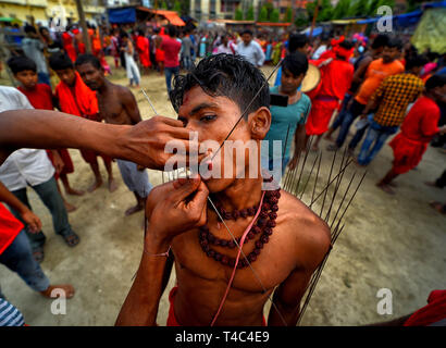Kolkata, West Bengal, Indien. 15 Apr, 2019. Hinduistischen Gläubigen gesehen werden, sein Gesicht mit spitzen Nadeln durchstochen wie pro das traditionelle Ritual des Gebens Schmerz selbst während der Charak-Festival. Charak Festival ist eines der ältesten Folk Festival, wo Devotees will ihren Glauben zu Gott und Glauben, dass durch diese selbst Schmerz Aktivität Lord Shiva wird Ihnen helfen, von ihrer täglichen Mühe volles Leben Kredit zu überwinden: Avishek Das/SOPA Images/ZUMA Draht/Alamy Leben Nachrichten zeigen Stockfoto