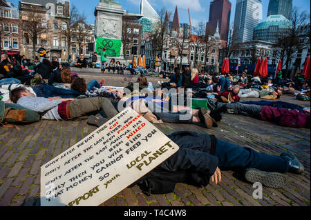 Eine Gruppe von Aktivisten werden gesehen, auf dem Boden liegend vorgibt, tot zu sein, während des Protestes. Aussterben Rebellion (XR) ist eine internationale Bewegung, die nicht nutzt, gewaltfreien zivilen Ungehorsam, um radikale Veränderungen zu erreichen, um das Risiko der menschlichen Aussterben und ökologischen Kollaps zu minimieren. Von Montag, 15. April Aussterben Rebellion ist die Aktion auf den Straßen der Städte auf der ganzen Welt. In Den Haag, die 'Internationale Rebellion XR Niederlande" erklärt seine eigene vollständige Rebellion durch entschiedenes Handeln von Regierungen zum Klimawandel und den ökologischen Kollaps verlangen. Auch das Blut unserer C Stockfoto