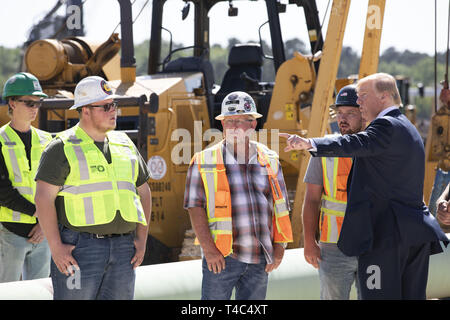 Präsident Donald J. Trumpf trifft und spricht mit Studenten und Gewerkschaftsmitglieder an die Internationale Union der Operating Engineers Internationale Berufsbildung Mitte Mittwoch, 10 April, 2019, im Crosby, Texas. Personen: Präsident Donald Trump Stockfoto