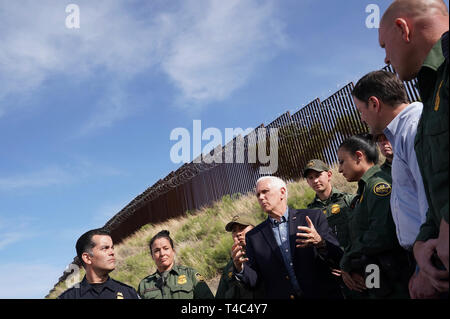 Vice President Mike Pence trifft sich mit Mitgliedern der US-amerikanischen Zoll- und Grenzschutzbehörden, Donnerstag, den 11. April 2019, bei einem Besuch in der Grenze in Nogales, Ariz. Leute: Vice President Mike Pence Stockfoto