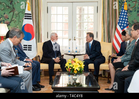 Vice President Mike Pence trifft sich mit Präsident Moon Jae-in der Republik Korea Donnerstag, 11 April, 2019, an der Blair House in Washington, D.C Menschen: Vice President Mike Pence, Präsident Moon Jae-in Stockfoto