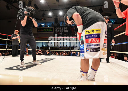 Tokio, Japan. 8 Apr, 2019. Akira Yaegashi (JPN) Boxen: Akira Yaegashi von Japan Bögen nach Eingabe der Ring vor dem 10 R super Fliegengewicht bout in der korakuen Hall in Tokio, Japan. Credit: Hiroaki Yamaguchi/LBA/Alamy leben Nachrichten Stockfoto