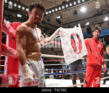 Tokio, Japan. 8 Apr, 2019. Akira Yaegashi (JPN) Boxen: Akira Yaegashi von Japan hält eine Flagge mit handschriftlichen Meldungen nach dem Gewinn der 10R super Fliegengewicht bout in der korakuen Hall in Tokio, Japan. Credit: Hiroaki Yamaguchi/LBA/Alamy leben Nachrichten Stockfoto