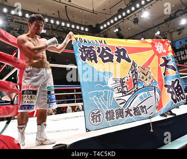 Tokio, Japan. 8 Apr, 2019. Akira Yaegashi (JPN) Boxen: Akira Yaegashi von Japan stellt mit einem tairyo - Bata nach dem Gewinn der 10R super Fliegengewicht bout in der korakuen Hall in Tokio, Japan. Credit: Hiroaki Yamaguchi/LBA/Alamy leben Nachrichten Stockfoto