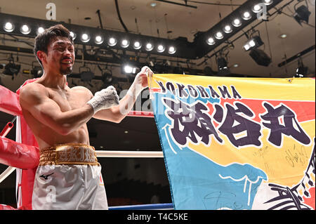 Tokio, Japan. 8 Apr, 2019. Akira Yaegashi (JPN) Boxen: Akira Yaegashi von Japan stellt mit einem tairyo - Bata nach dem Gewinn der 10R super Fliegengewicht bout in der korakuen Hall in Tokio, Japan. Credit: Hiroaki Yamaguchi/LBA/Alamy leben Nachrichten Stockfoto