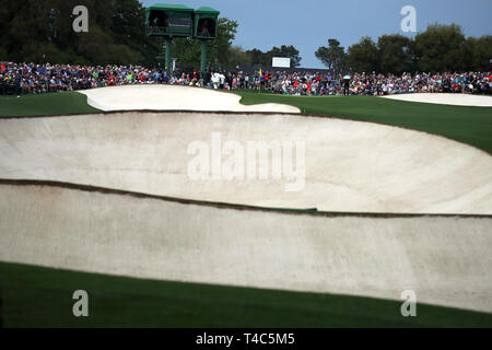 Die USA Rickie Fowler, Links, und Nordirland Rory McIlroy, Links, auf dem 18 Loch Grün während der zweiten Runde des Masters 2019-Turnier an der Augusta National Golf Club in Augusta, Georgia, USA, am 12. April 2019. Credit: Koji Aoki/LBA SPORT/Alamy leben Nachrichten Stockfoto