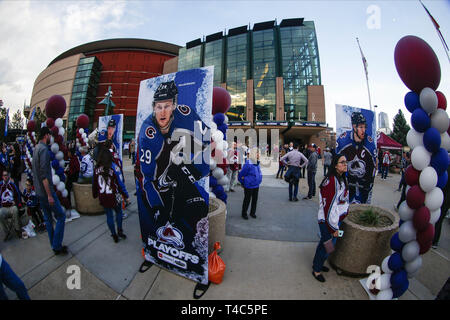 Denver, Colorado, USA. 15 Apr, 2019. Lawine fans bereiten für die Calgary Flames, Colorado Avalanche NHL Playoff Spiel bei Pepsi Center in Denver, Colorado. Colorado besiegt Calgary 6-2. John Crouch/CSM/Alamy leben Nachrichten Stockfoto