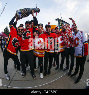 Denver, Colorado, USA. 15 Apr, 2019. Calgary fans bereiten für die Calgary Flames, Colorado Avalanche NHL Playoff Spiel bei Pepsi Center in Denver, Colorado. Colorado besiegt Calgary 6-2. John Crouch/CSM/Alamy leben Nachrichten Stockfoto