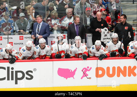 Denver, Colorado, USA. 15 Apr, 2019. Calgary Bank während die Calgary Flames, Colorado Avalanche NHL Playoff Spiel bei Pepsi Center in Denver, Colorado. Colorado besiegt Calgary 6-2. John Crouch/CSM/Alamy leben Nachrichten Stockfoto