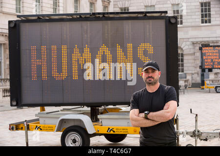 London, Großbritannien. 16 Apr, 2019. 'ReDUCE SPEED JETZT!" durch amerikanische Künstler Justin Brice Guariglia (Bild), einem großen Innenhof Installation im Somerset House startet Tag der Erde Jahreszeit, zwei Wochen von Installationen und Events erkunden kreative Antworten auf den Klimawandel. Von neun großen Solar- LED Schilder in der Regel auf Autobahnen gesehen, die Installation bringt die kritische Stimmen der internationalen Aktivisten, Dichter und Denker der globalen ökologischen Krise. Credit: Stephen Chung/Alamy leben Nachrichten Stockfoto