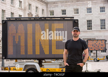 London, Großbritannien. 16 Apr, 2019. 'ReDUCE SPEED JETZT!" durch amerikanische Künstler Justin Brice Guariglia (Bild), einem großen Innenhof Installation im Somerset House startet Tag der Erde Jahreszeit, zwei Wochen von Installationen und Events erkunden kreative Antworten auf den Klimawandel. Von neun großen Solar- LED Schilder in der Regel auf Autobahnen gesehen, die Installation bringt die kritische Stimmen der internationalen Aktivisten, Dichter und Denker der globalen ökologischen Krise. Credit: Stephen Chung/Alamy leben Nachrichten Stockfoto