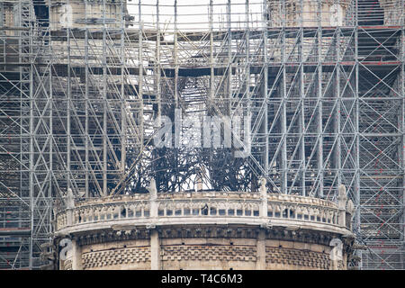 Paris, Frankreich. 16. Apr 2019. Die Gerüste an der Kathedrale Notre-Dame wurde teilweise zerstört, das Dach unter zusammengebrochen. Brach ein Feuer in der weltberühmten Kathedrale Notre-Dame in Paris am Montag Abend. Über die Sehenswürdigkeiten waren Flammen und eine riesige Rauchsäule. Die Kreuzung Turm in der Mitte des Daches eingestürzt. Foto: Marcel Kusch/dpa Quelle: dpa Picture alliance/Alamy leben Nachrichten Stockfoto