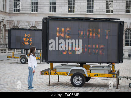 London, Großbritannien. 16. April 2019. Tag der Erde Jahreszeit. Geschwindigkeit reduzieren! (2019), vom amerikanischen Künstler Justin Brice Guariglia wird vorgestellt - eine große Installation im Somerset House Courtyard von neun Solarbetriebene LED-Schilder mit Reden, Gedichte, Literatur und mehr aus wichtige umweltpolitische Aktivisten auf der ganzen Welt einschließlich der 16-jährige Schwedische Aktivist, Greta Thunberg gebildet, wird in der Voranzeige dargestellt. Credit: Malcolm Park/Alamy Leben Nachrichten. Stockfoto