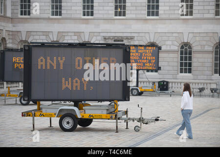 London, Großbritannien. 16. April 2019. Tag der Erde Jahreszeit. Geschwindigkeit reduzieren! (2019), vom amerikanischen Künstler Justin Brice Guariglia wird vorgestellt - eine große Installation im Somerset House Courtyard von neun Solarbetriebene LED-Schilder mit Reden, Gedichte, Literatur und mehr aus wichtige umweltpolitische Aktivisten auf der ganzen Welt einschließlich der 16-jährige Schwedische Aktivist, Greta Thunberg gebildet, wird in der Voranzeige dargestellt. Credit: Malcolm Park/Alamy Leben Nachrichten. Stockfoto