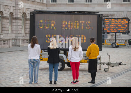 London, Großbritannien. 16. April 2019. Tag der Erde Jahreszeit. Geschwindigkeit reduzieren! (2019), vom amerikanischen Künstler Justin Brice Guariglia wird vorgestellt - eine große Installation im Somerset House Courtyard von neun Solarbetriebene LED-Schilder mit Reden, Gedichte, Literatur und mehr aus wichtige umweltpolitische Aktivisten auf der ganzen Welt einschließlich der 16-jährige Schwedische Aktivist, Greta Thunberg gebildet, wird in der Voranzeige dargestellt. Credit: Malcolm Park/Alamy Leben Nachrichten. Stockfoto