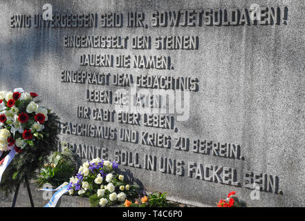 Seelow, Deutschland. 16 Apr, 2019. Eine Inschrift auf dem sowjetischen Krieg Grabstätte, die Gedenkstätte Seelower Höhen. Am gleichen Tag mit einer Kranzniederlegung fand anlässlich des 74. Jahrestags der Schlacht von Seelow Hügeln auf dem sowjetischen Krieg Grabstätte und anschließend auf dem Deutschen Krieg Grabstätte. Foto: Patrick Pleul/dpa-Zentralbild/ZB/dpa/Alamy leben Nachrichten Stockfoto