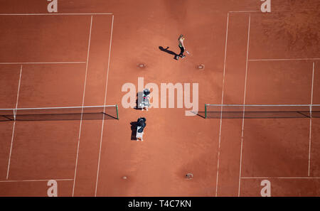 16 April 2019, Bayern, München: eine Frau nutzt das schöne Wetter für eine Trainingseinheit auf einem Tennisplatz. Foto: Sven Hoppe/dpa Stockfoto