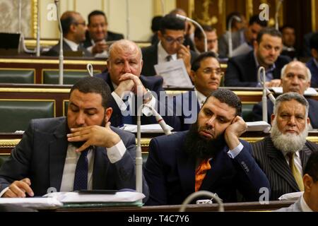 16 April 2019, Ägypten, Kairo: Ägyptisches MPs der Al-nur-ultra-konservative islamistische Partei an einer Sitzung des Europäischen Parlaments den Bericht der Legislative des Parlaments und den Ausschuss für konstitutionelle Fragen in Bezug auf die Verfassungsänderungen, die Präsident Abdel-Fattah el-Sisi bei Power Beyond 2022, als seine aktuelle und letzte Amtszeit endet zu bleiben, erlauben würden, zu sehen. Ägyptische MPs werden festgelegt, um auf die letzten Änderungen später am Tag, wenn bestanden, Ägypter wird die Umfragen am 22., 23. und 24. April in einer Volksabstimmung zu zu stimmen. Foto: lobna Tarek/dpa Stockfoto