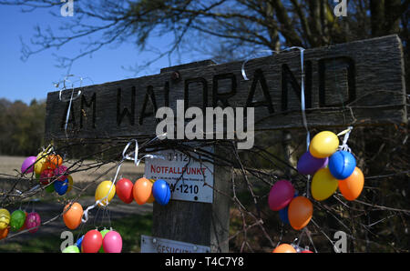 16 April 2019, Niedersachsen Ostereistedt: bunte Ostereier hängen von dem Schild "Am Waldrand", was dazu führt, dass das Haus von "Hanni Hase" im Wald in der Nähe von ostereistedt. Hier werden Kinder aus der ganzen Welt Briefe an Hanni Hase zu Ostern, die dann bei der Post in Zeven beantwortet werden. Foto: Carmen Jaspersen/dpa Stockfoto