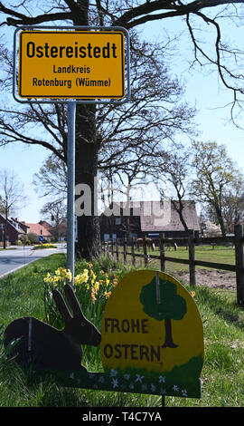 16 April 2019, Niedersachsen Ostereistedt: Einen österlichen Gruß steht am Eingang von ostereistedt. Hier werden Kinder aus der ganzen Welt Briefe an Hanni Hase zu Ostern, die dann bei der Post in Zeven beantwortet werden. Foto: Carmen Jaspersen/dpa Stockfoto