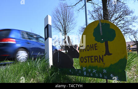 16 April 2019, Niedersachsen Ostereistedt: Einen österlichen Gruß steht am Eingang von ostereistedt. Hier werden Kinder aus der ganzen Welt Briefe an Hanni Hase zu Ostern, die dann bei der Post in Zeven beantwortet werden. Foto: Carmen Jaspersen/dpa Stockfoto